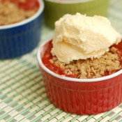 strawberry+rhubarb+peach+crumble+with+ice+cream[1]