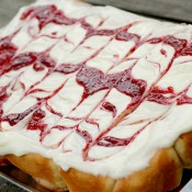 raspberry+cinnamon+rolls+whole+pan[1]