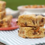 Salted Chocolate Caramel Pretzel Blondies Recipe l www.a-kitchen-addiction.com