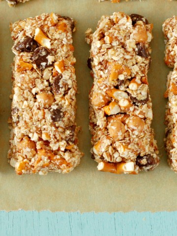 No Bake Chocolate Caramel Pretzel Granola Bars Recipe l www.a-kitchen-addiction.com