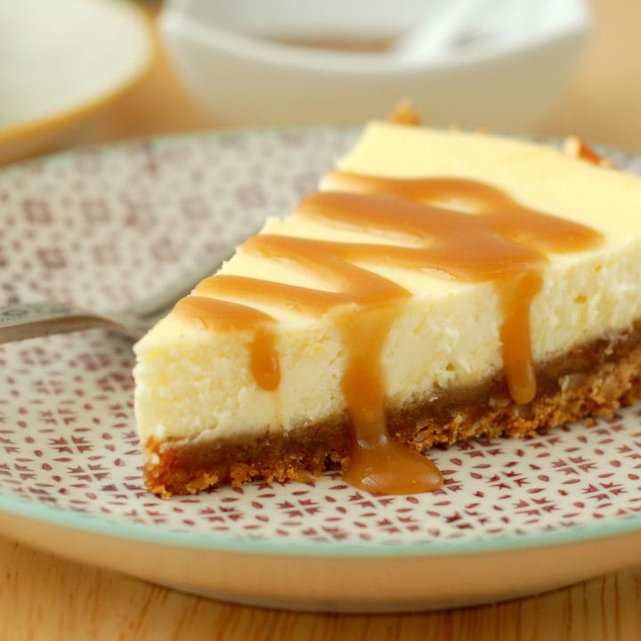 Salted Caramel Pretzel Cheesecake Recipe l www.a-kitchen-addiction.com