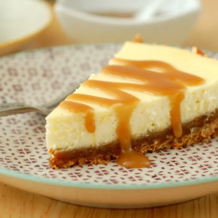 Salted Caramel Pretzel Cheesecake Recipe l www.a-kitchen-addiction.com