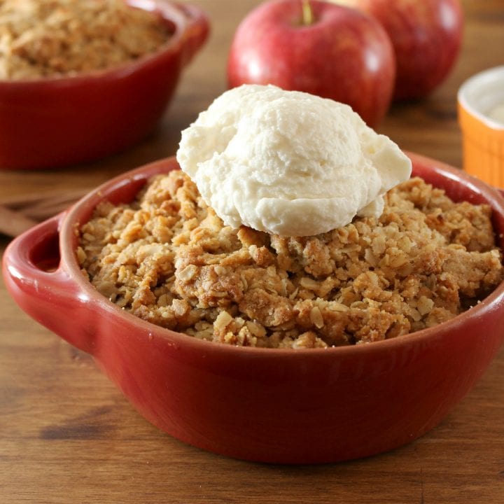 Easy Peanut Butter Apple Crisp Recipe l www.a-kitchen-addiction.com