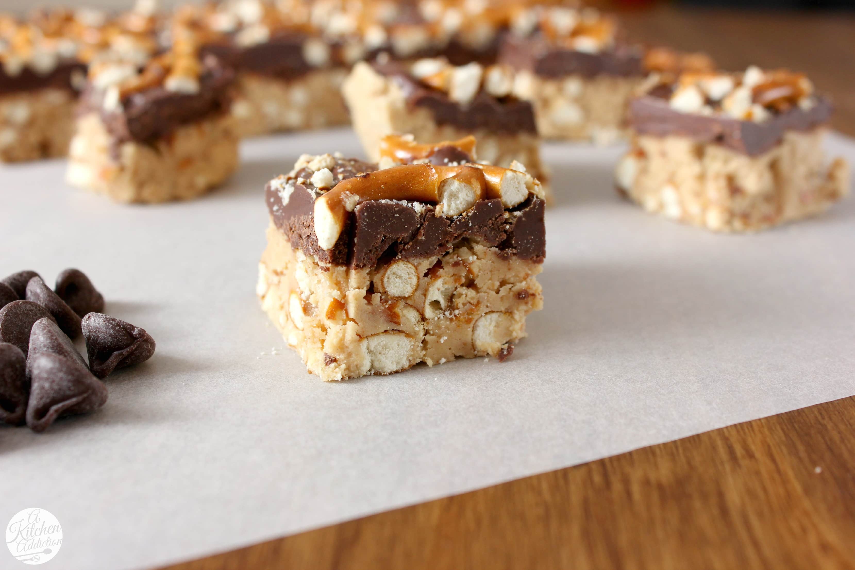 Peanut Butter Chocolate Pretzel Bites Recipe l www.a-kitchen-addiction.com