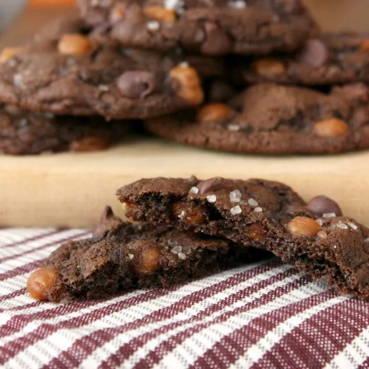 Salted Caramel Mocha Cookies Recipe l www.a-kitchen-addiction.com