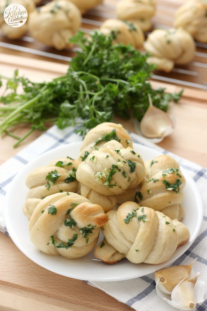 Easy Garlic Knots Recipe l www.a-kitchen-addiction.com
