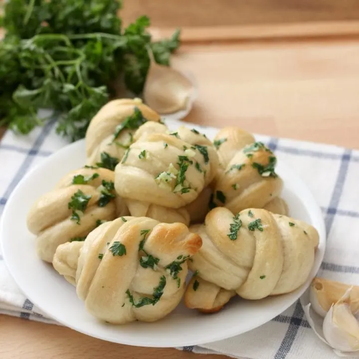 Easy Garlic Knots Recipe l www.a-kitchen-addiction.com