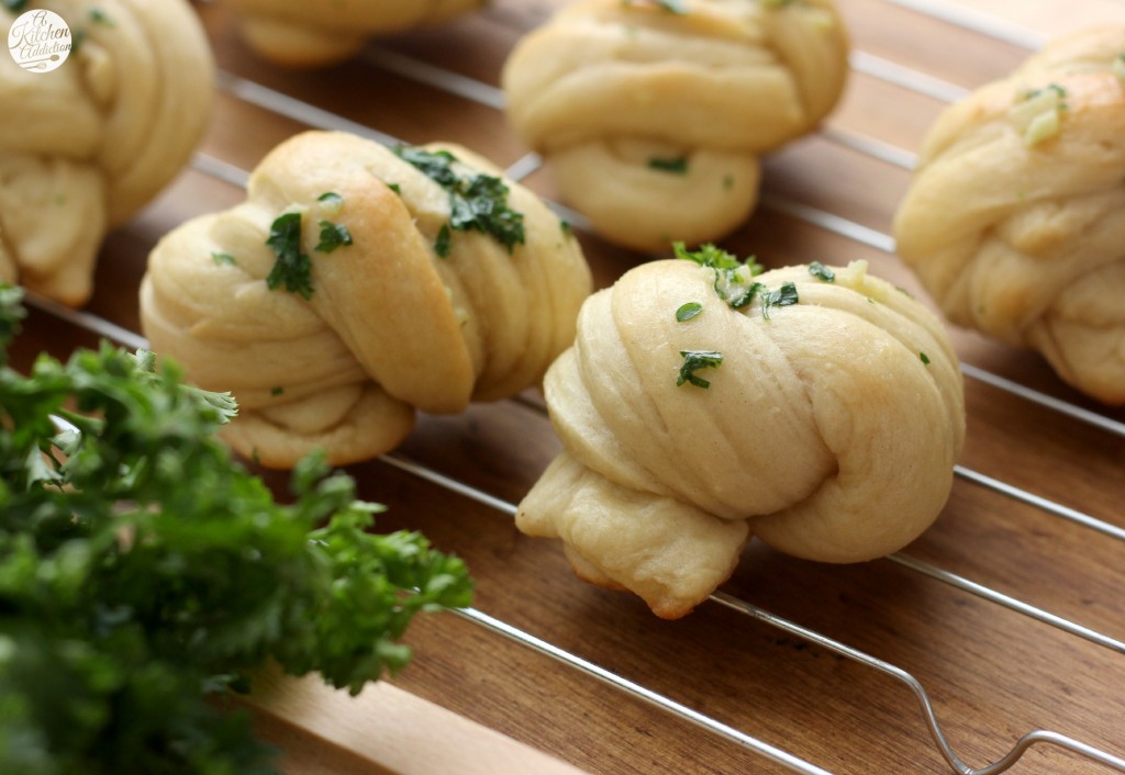 Easy Garlic Knots Recipe l www.a-kitchen-addiction.com