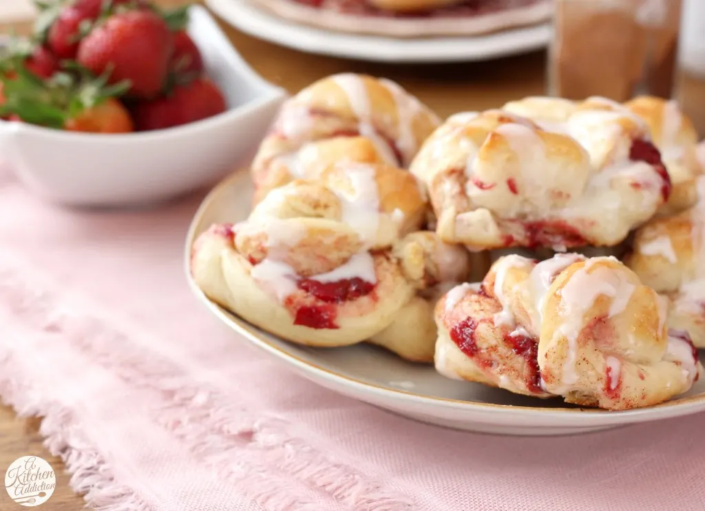 Mini Strawberry Cinnamon Twist Knots Recipe l www.a-kitchen-addiction.com