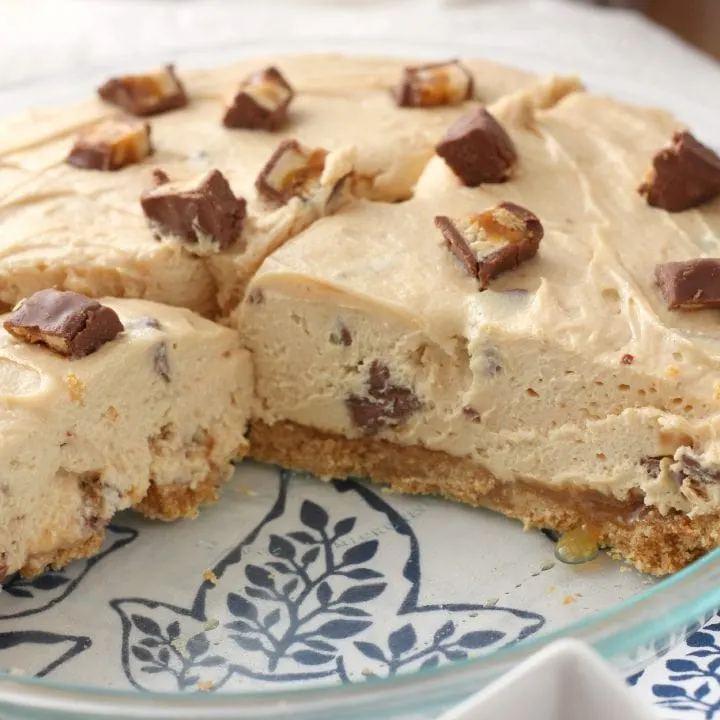 Peanut Butter Snickers Cheesecake Pie (No Bake) Recipe l www.a-kitchen-addiction.com