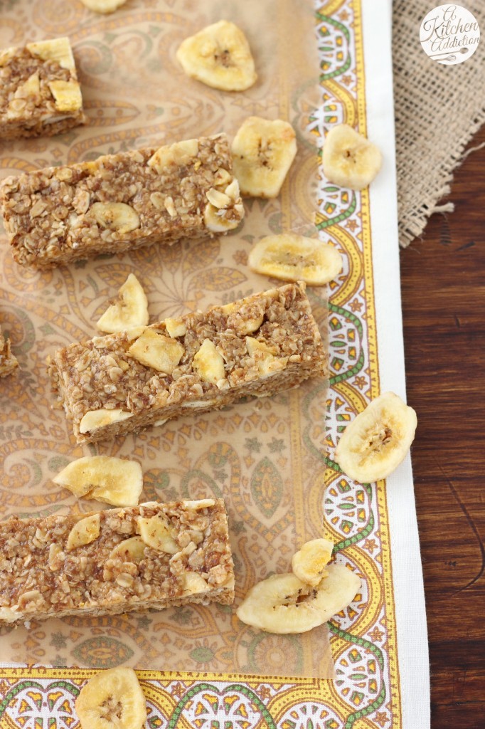 Peanut Butter Banana Chip Granola Bars (No Bake) Recipe l www.a-kitchen-addiction.com