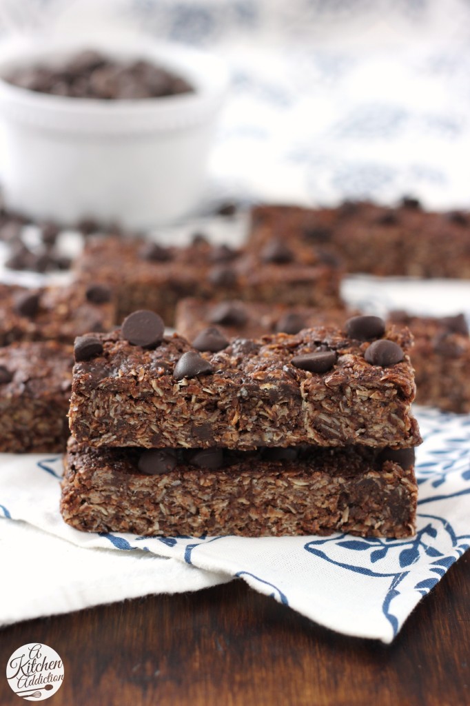 Double Dark Chocolate Peanut Butter Granola Bars -- Easy no-bake recipe! l www.a-kitchen-addiction.com