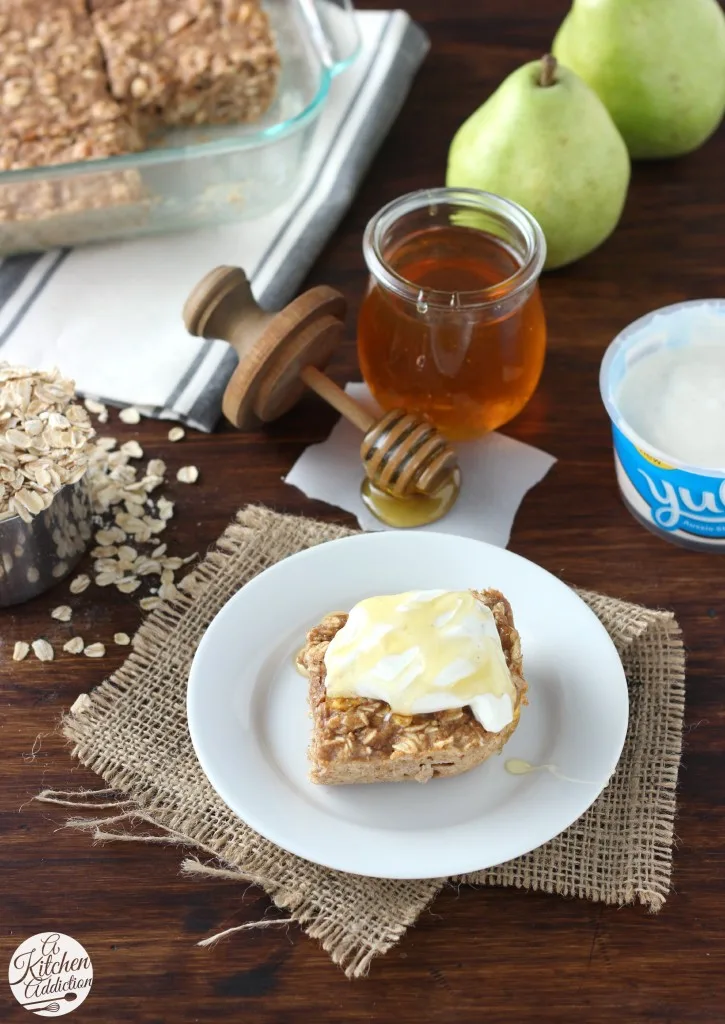 Cinnamon Pear Yogurt Baked Oatmeal l A quick and easy yogurt breakfast