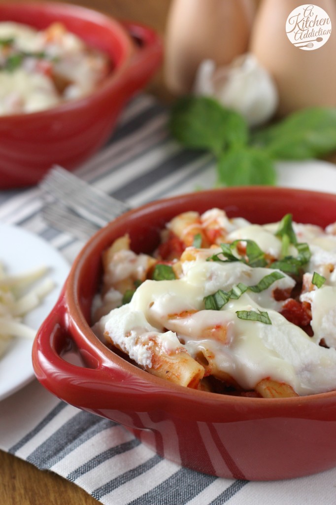 Slow Cooker Easy Baked Ziti Recipe l www.a-kitchen-addiction.com