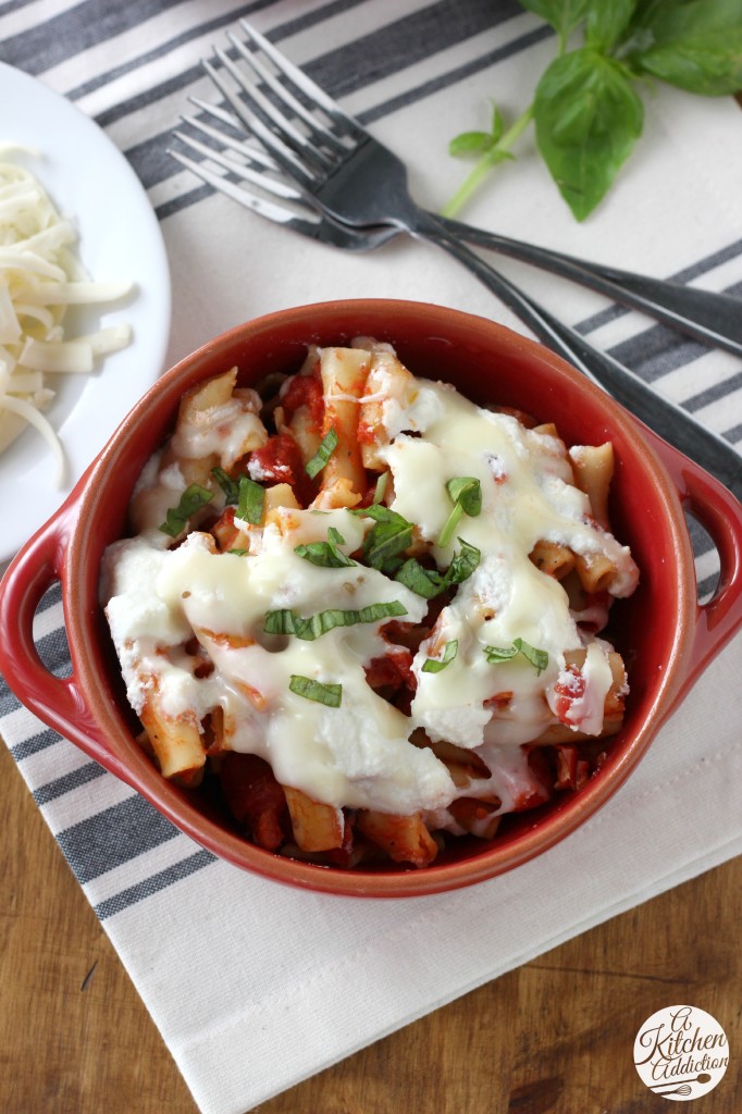 Slow Cooker Easy Baked Ziti Recipe l www.a-kitchen-addiction.com