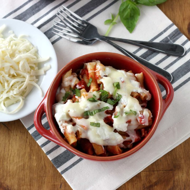 Slow Cooker Easy Baked Ziti Recipe l www.a-kitchen-addiction.com