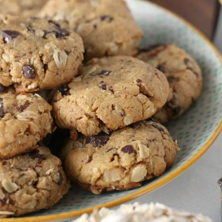 Flourless Dark Chocolate Chunk Peanut Butter Oat Cookies l www.a-kitchen-addiction.com