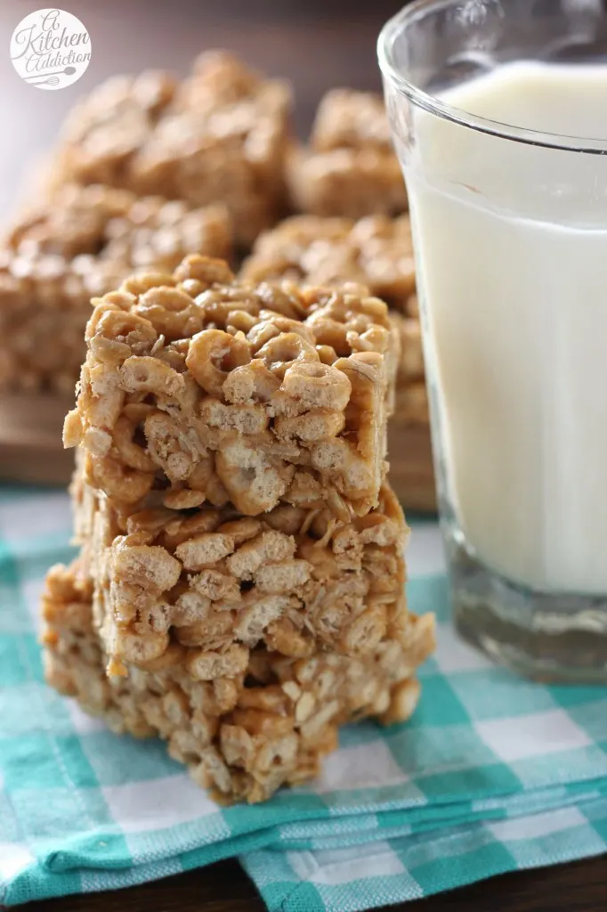 No Bake Peanut Butter Honey Oat Cereal Bars l www.a-kitchen-addiction.com