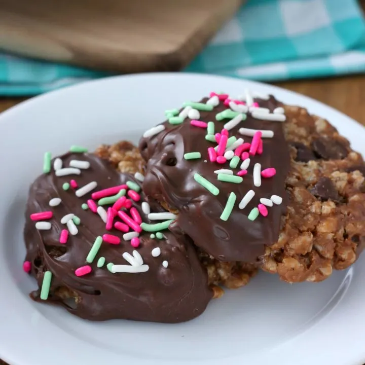 No Bake Chocolate Peanut Butter Crunch Cookies Recipe from A Kitchen Addiction